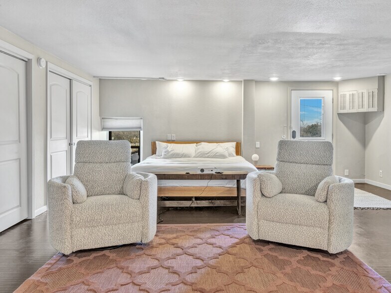 More Photos Of 106 W Main St, Pilot Point Storefront For Sale