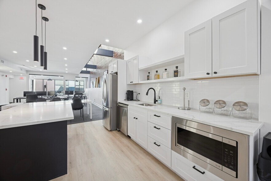 More Photos Of 1631-1633 Locust St, Philadelphia Office For Lease