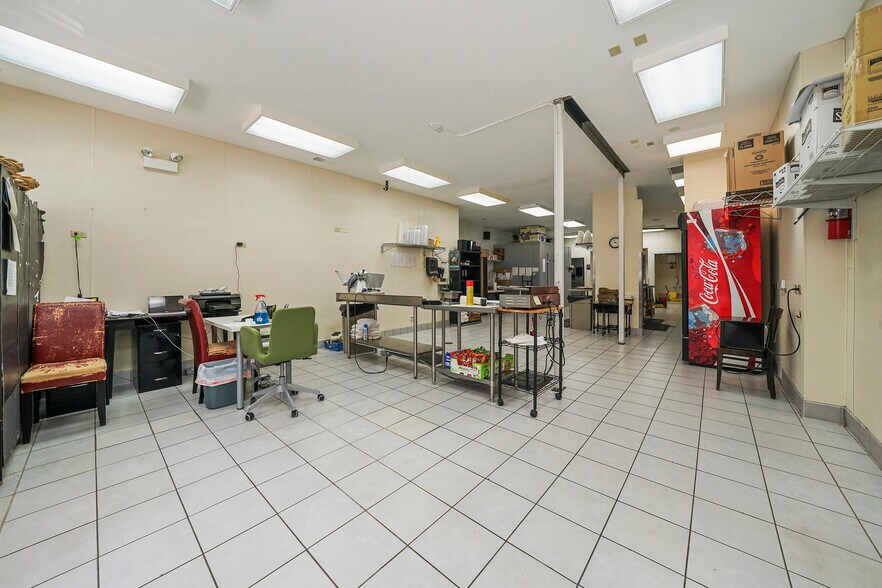 More Photos Of 907 N Damen Ave, Chicago Storefront Retail Residential For Lease