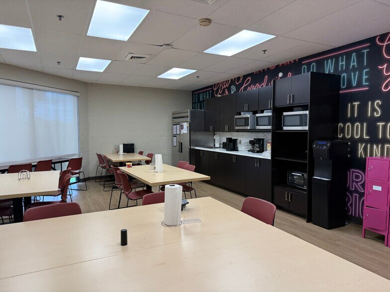 More Photos Of 2020 Highland Ave, Bethlehem Distribution For Lease