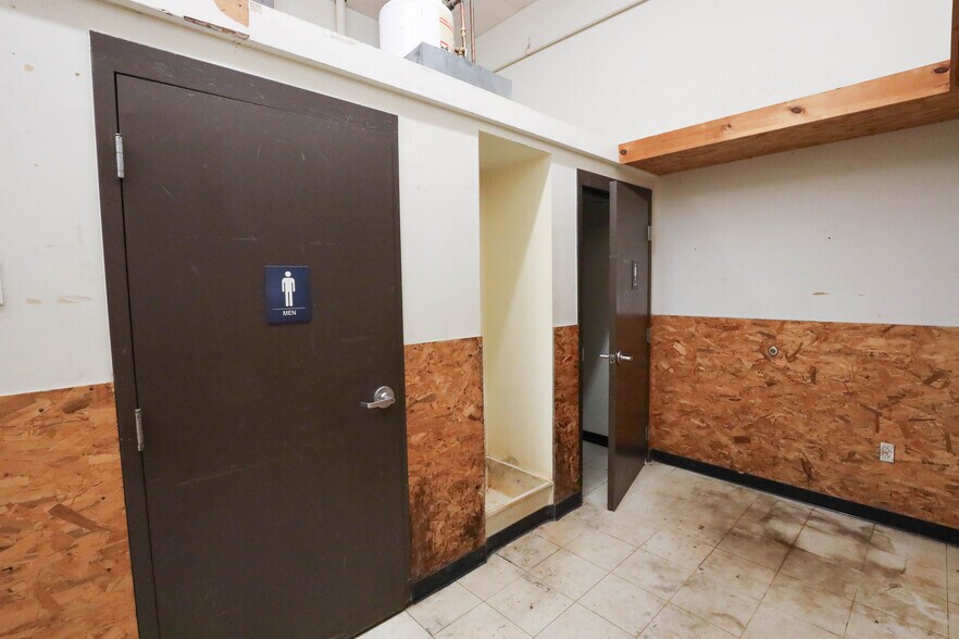 More Photos Of 902 N Lewis St, Glenville Drugstore For Lease