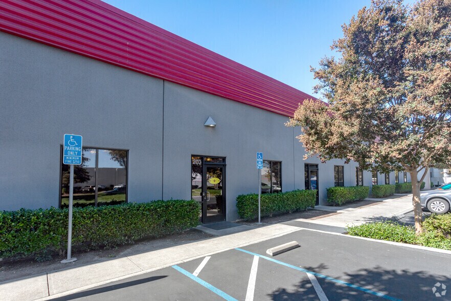 More Photos Of 521 Charcot Ave, San Jose Showroom For Lease