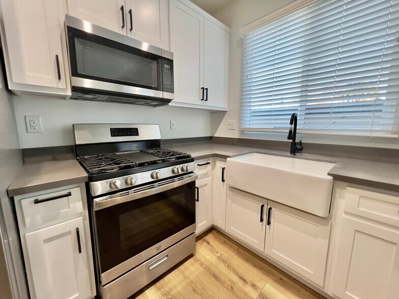 More Photos Of 1152 E 1st St, Long Beach Apartments For Sale