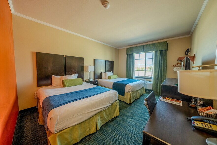 More Photos Of 1306 E Commerce St, San Antonio Hotel For Sale