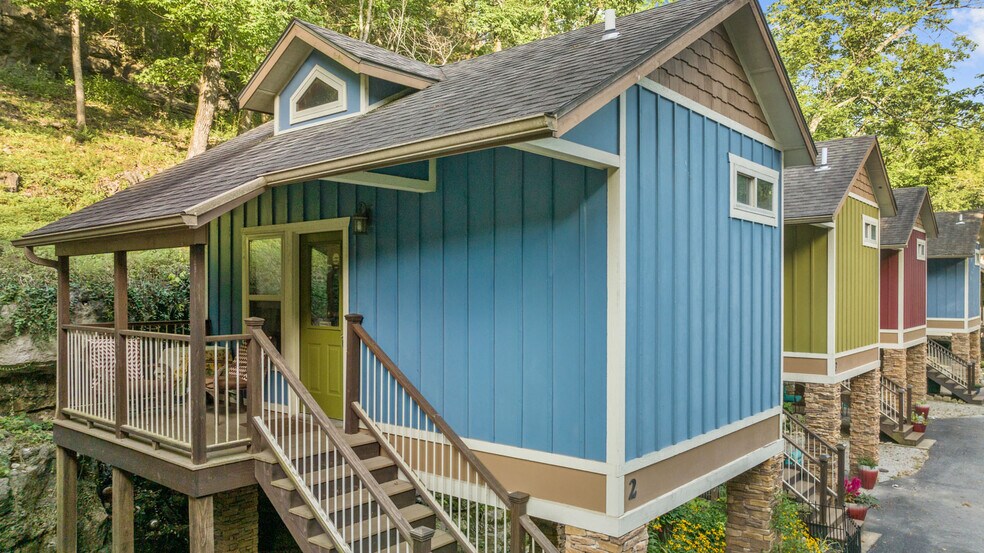 More Photos Of 275 N Main St, Eureka Springs Hotel For Sale