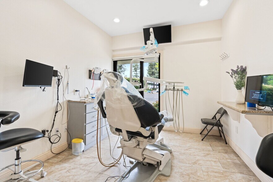 More Photos Of 1665 W Shaw Ave, Fresno Medical For Sale