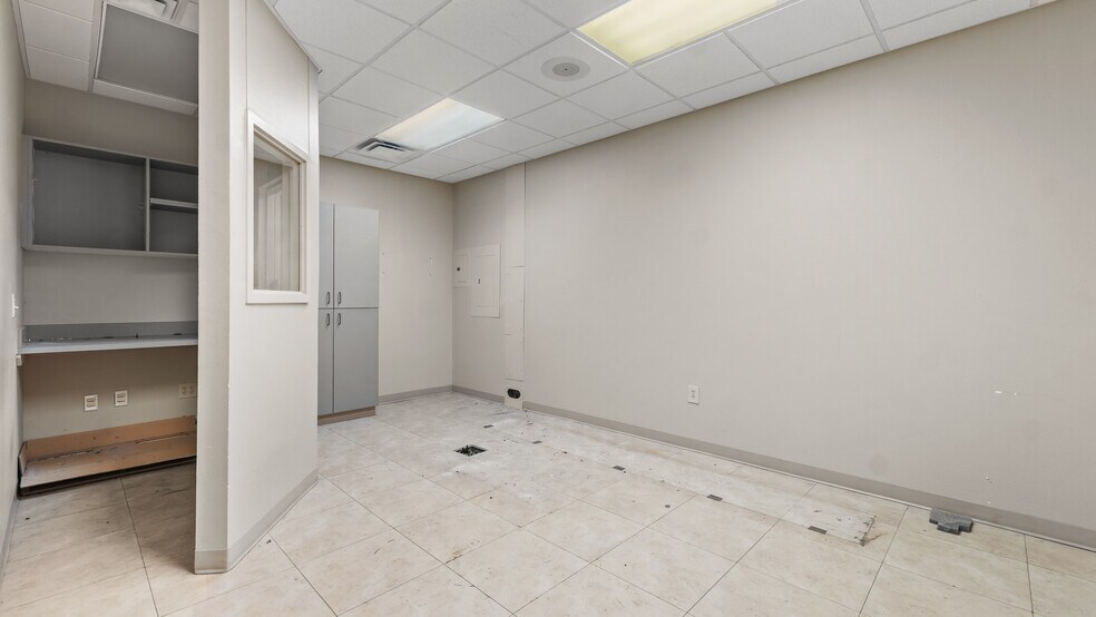 More Photos Of 910 James Bowie Dr, New Boston General Retail For Lease