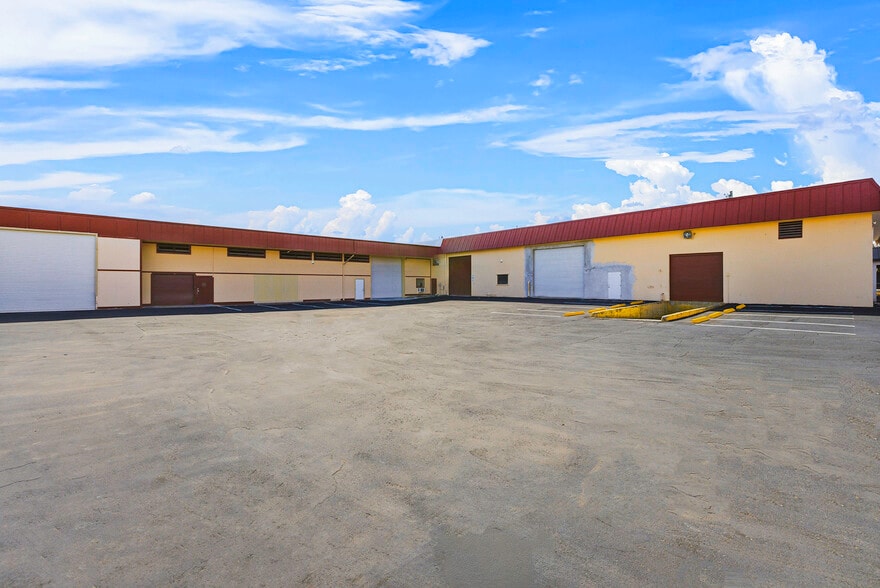More Photos Of 657 NE Dixie Hwy, Jensen Beach Warehouse For Lease
