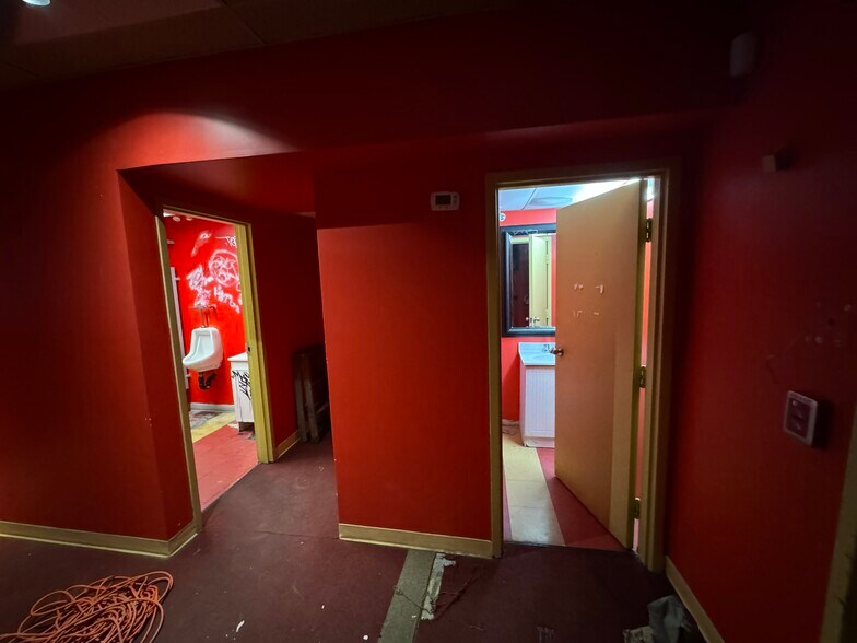 More Photos Of 1055 Boul Saint-Laurent, Montréal General Retail For Lease