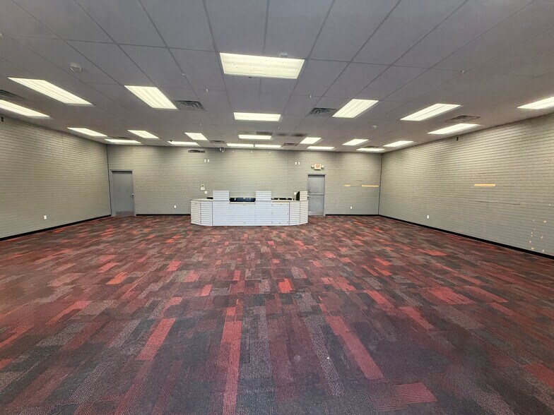 More Photos Of 1011 Highway 1 W, Iowa City General Retail For Lease