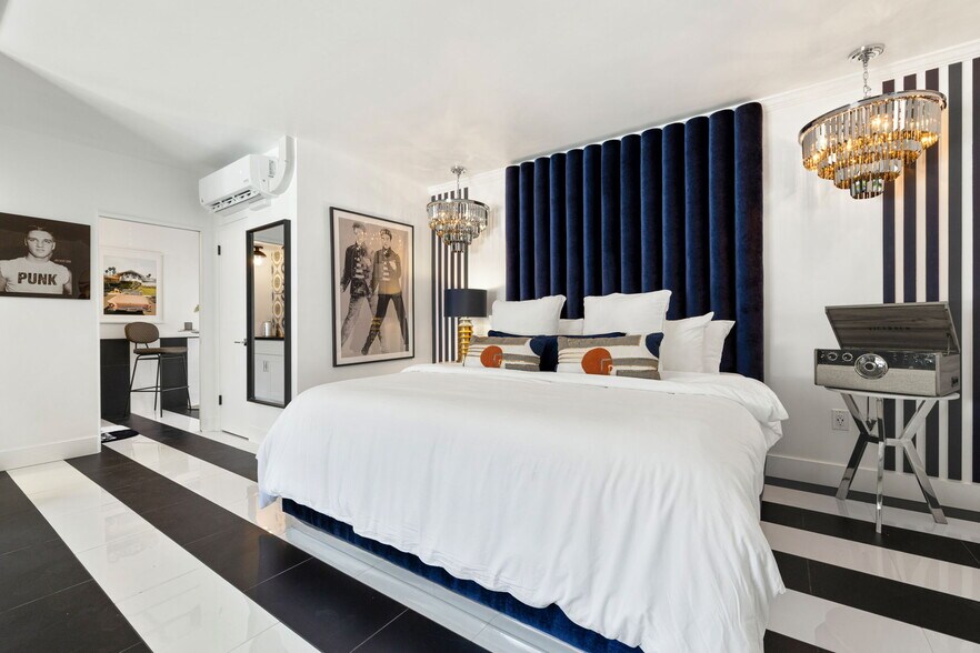 More Photos Of 120 W Vereda Sur, Palm Springs Hotel For Sale