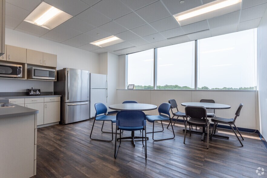 More Photos Of 8609 Westwood Center Dr, Vienna Office For Lease