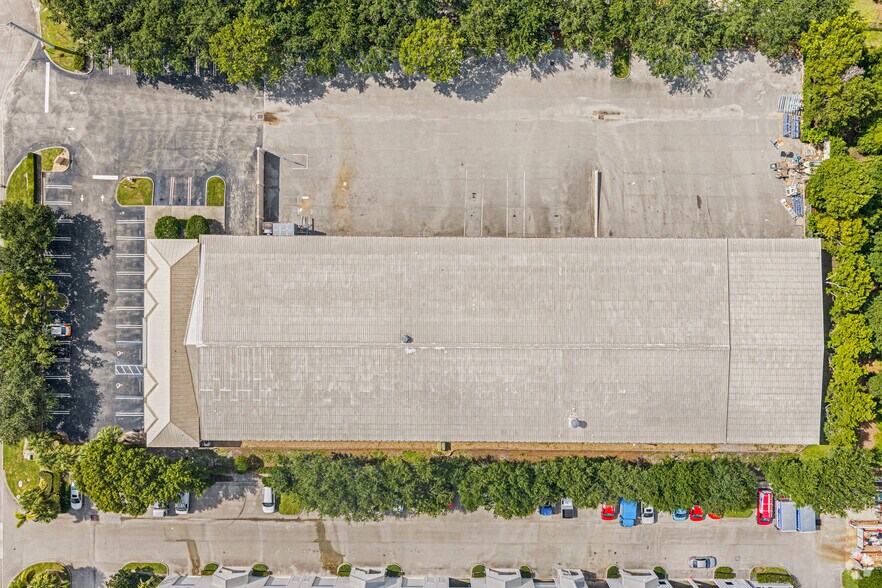 More Photos Of 740 NW Enterprise Dr, Port Saint Lucie Manufacturing For Lease