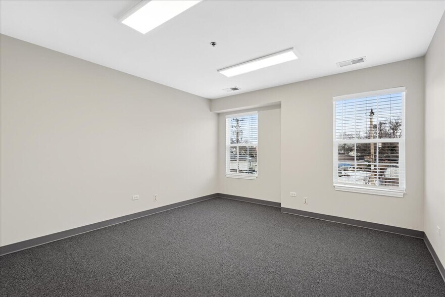 More Photos Of 27W130 Roosevelt Rd, Winfield Office For Lease