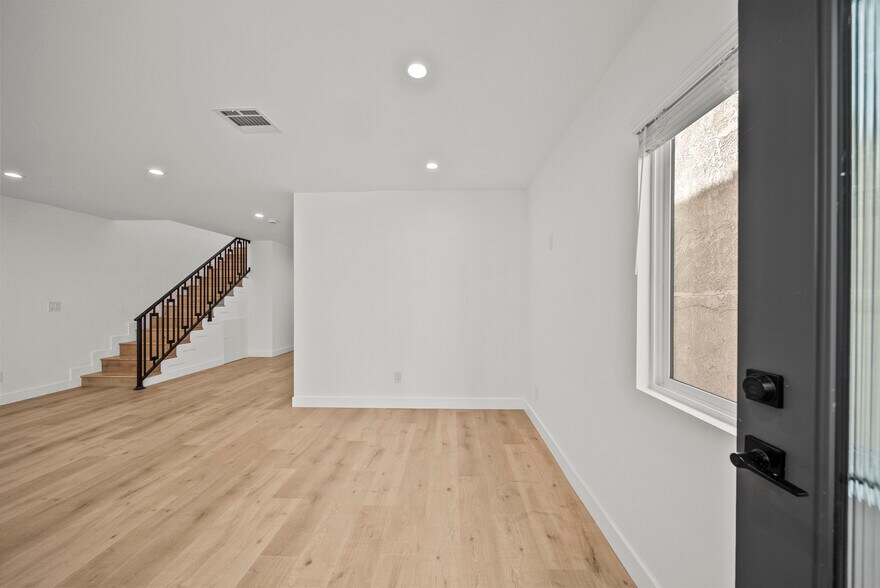 More Photos Of 11488 Burbank Blvd, North Hollywood Flex For Sale