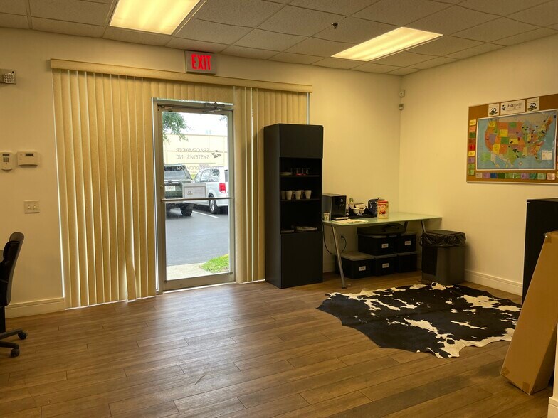 More Photos Of 6600-6626 Kingspointe Pky, Orlando Distribution For Lease