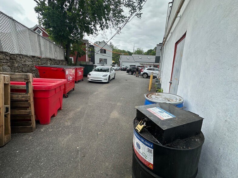 More Photos Of 135-141 Post Rd E, Westport Freestanding For Lease