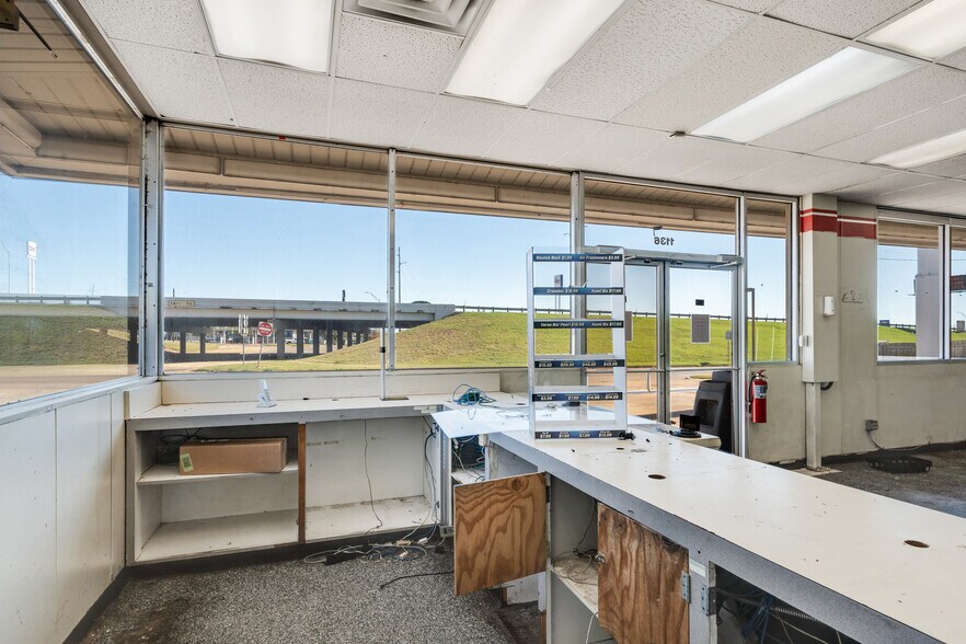 More Photos Of 1136 Central Fwy, Wichita Falls Service Station For Sale