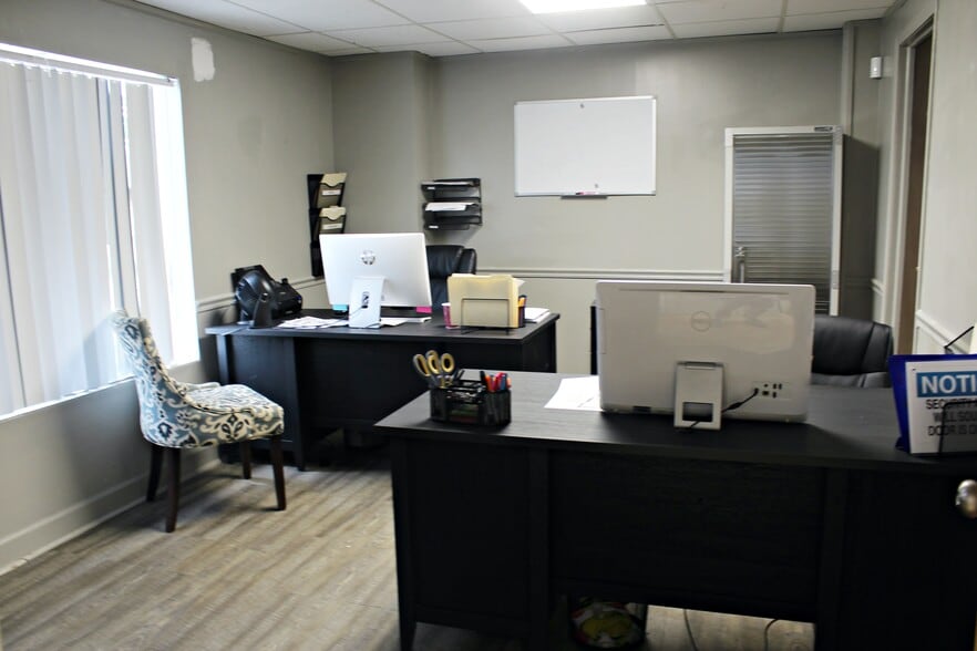 More Photos Of 6455 Massachusetts Ave, Indianapolis Flex For Lease