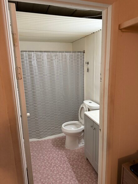More Photos Of 111 W 12 Mile Rd, Royal Oak Hotel For Sale