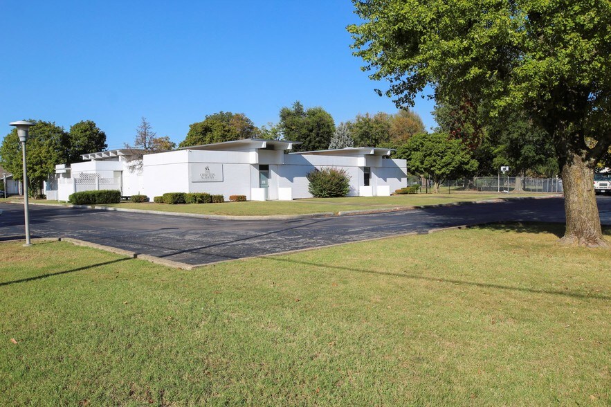 More Photos Of 210 S Kingshighway St, Sikeston Schools For Lease