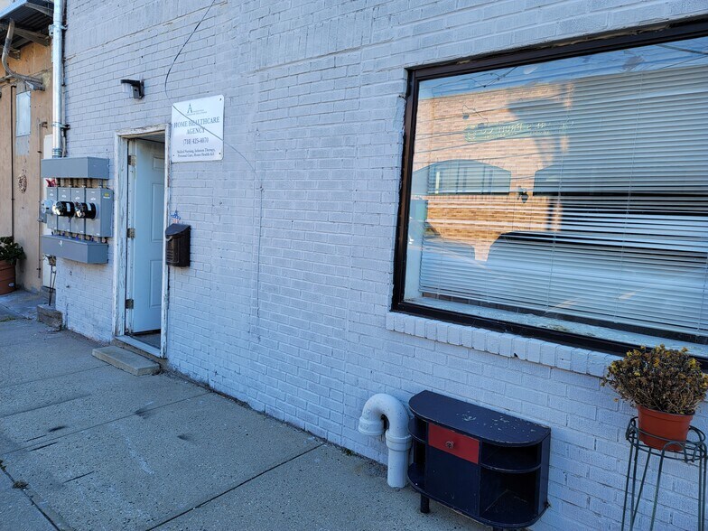More Photos Of 22 Van Buren Ave, Floral Park Warehouse For Lease