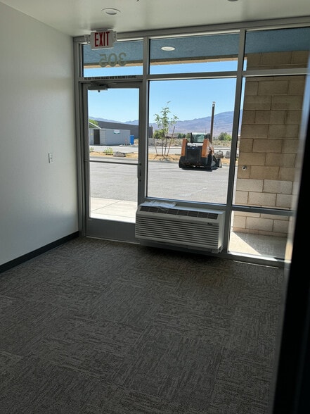More Photos Of 35 Enterprise Way, Dayton Warehouse For Lease