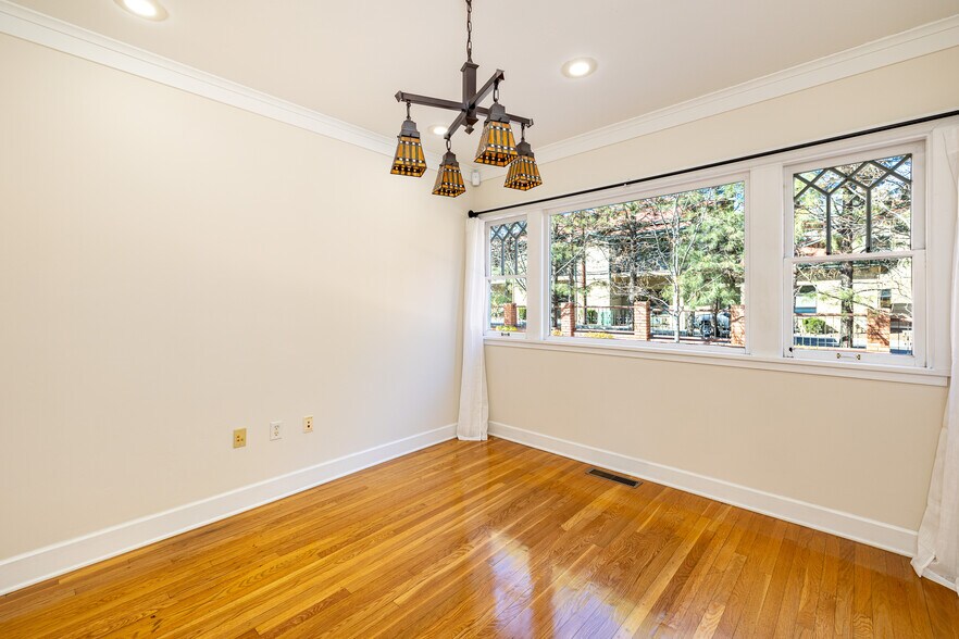 More Photos Of 717 W Riordan Rd, Flagstaff Storefront Retail Office For Sale