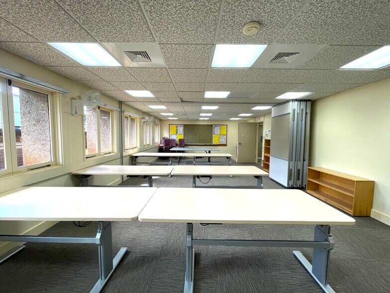 More Photos Of 766 N King St, Honolulu Office For Lease