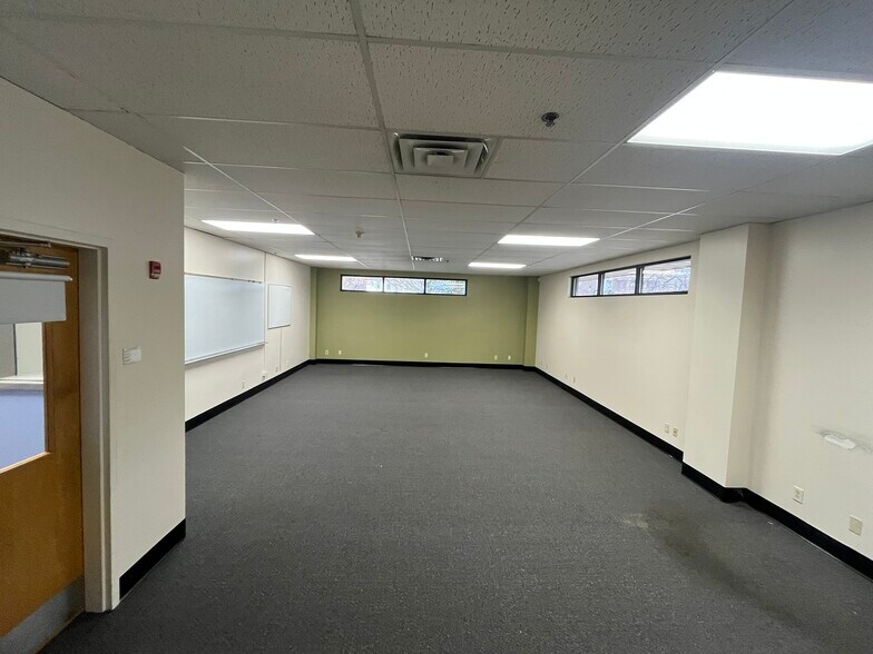 More Photos Of 615 S 5th St, Rockford Specialty For Lease