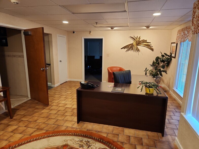 More Photos Of 3121 E Boundary Ct, Midlothian Office For Sale