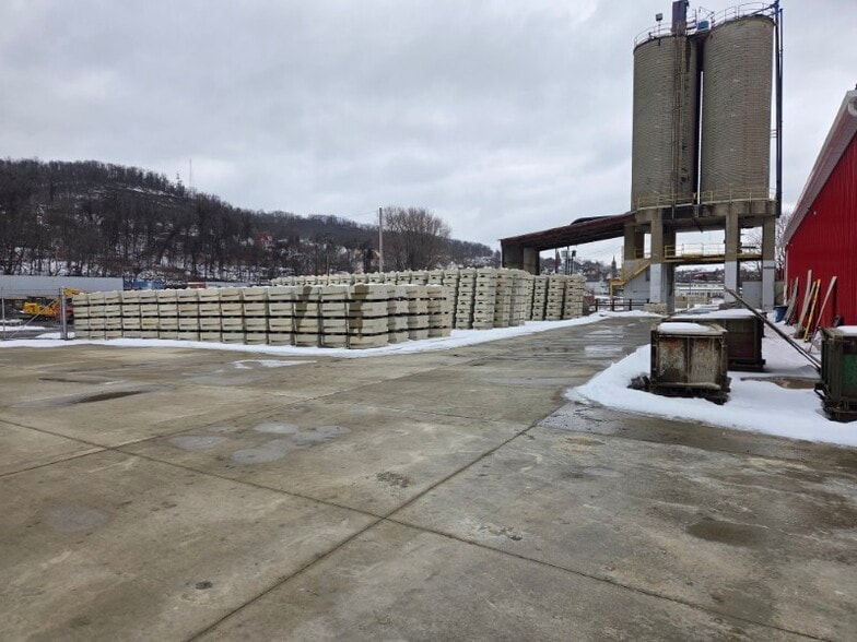 More Photos Of 445 Grantham St, Tarentum Warehouse For Lease