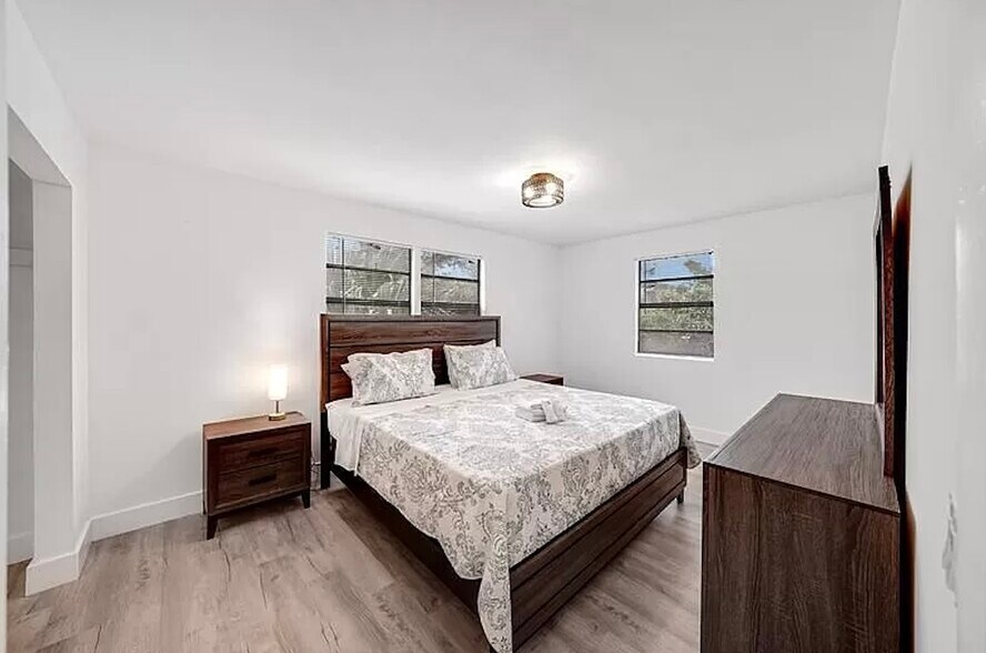 More Photos Of 904 4th St, West Palm Beach Multifamily For Sale
