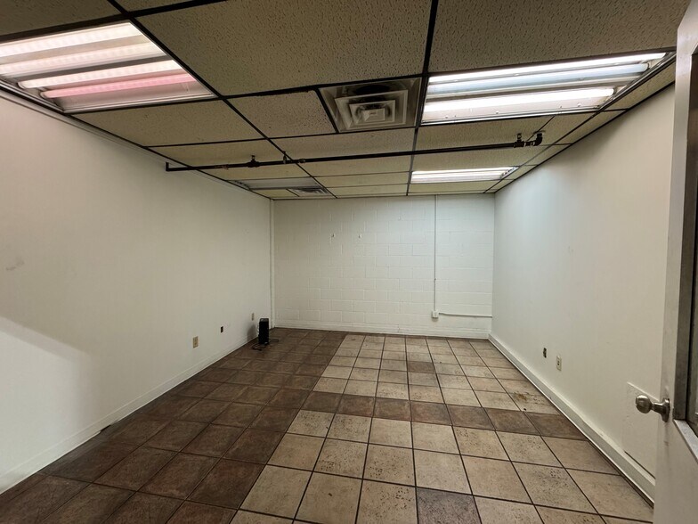 More Photos Of 1610 Leininger Ave, Elkhart Distribution For Lease