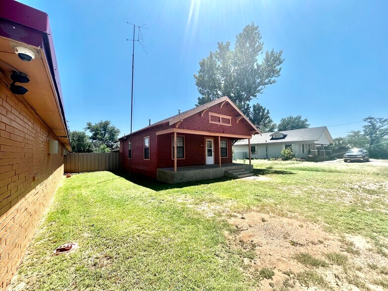 More Photos Of 215 N Broadway St, Post Hotel For Sale