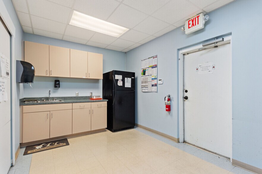 More Photos Of 2144 Duck Slough Blvd, New Port Richey Medical For Lease