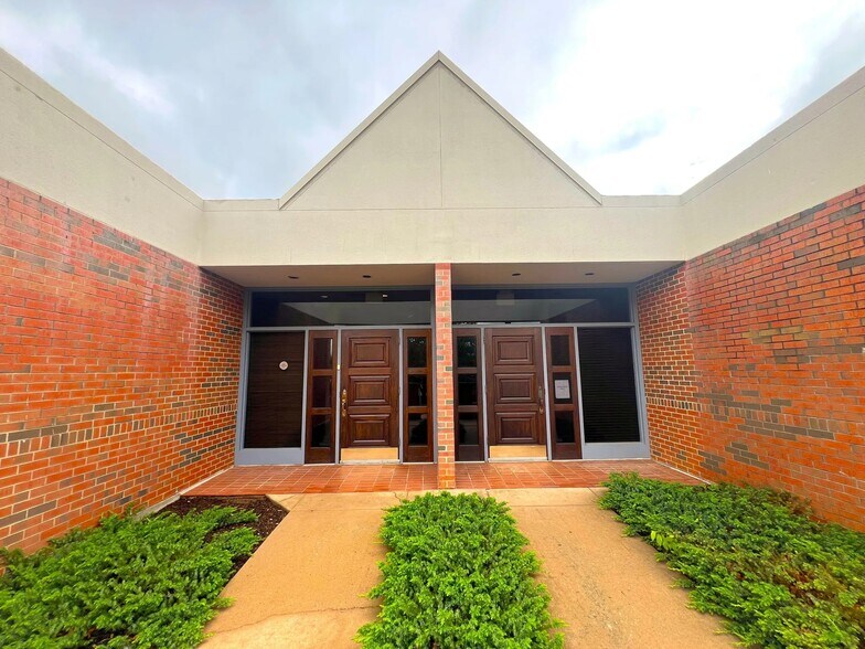 More Photos Of 4808 N Classen Blvd, Oklahoma City Office For Sale
