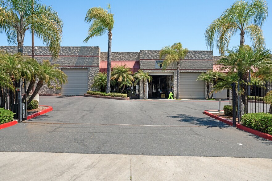 More Photos Of 2588 Progress St, Vista Service For Lease