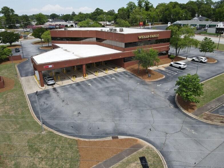More Photos Of 1101 N Main St, Anderson Office For Lease