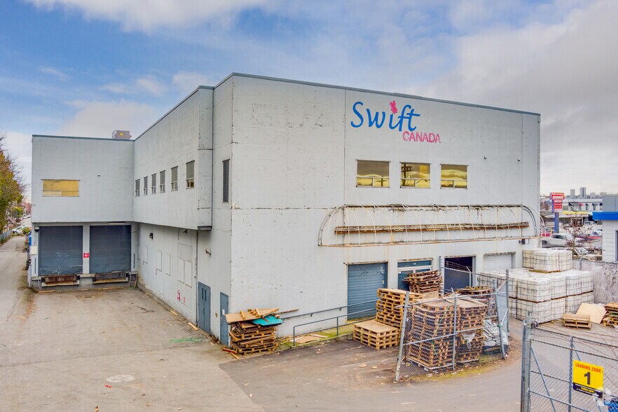 More Photos Of 11938 Bridgeport Rd, Richmond Showroom For Lease