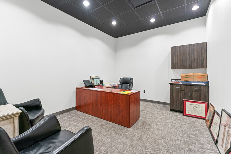 More Photos Of 3945 N Vantage Dr, Fayetteville Office For Sale