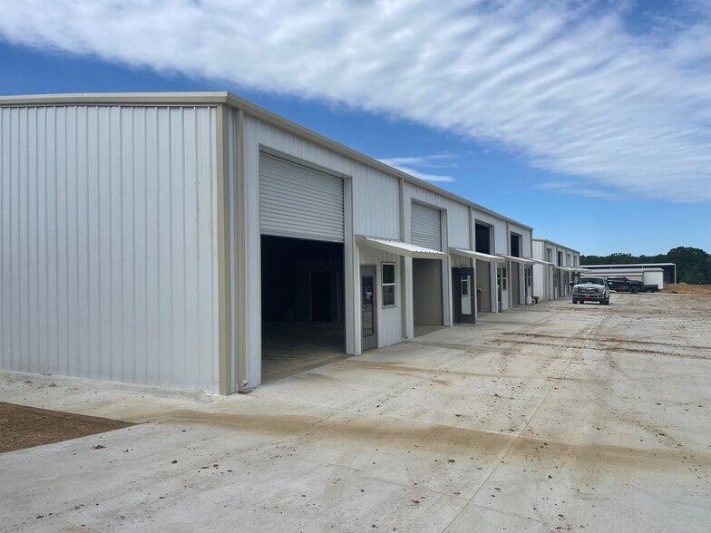 More Photos Of 5501 Bonham St, Paris Light Distribution For Lease
