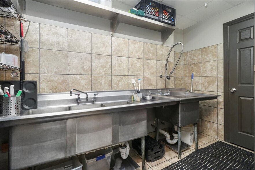 More Photos Of 210 Jan Howard Expy, West Plains Restaurant For Sale