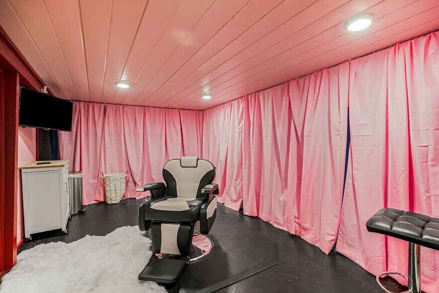 More Photos Of 6632 E Truman Rd, Kansas City General Retail For Sale