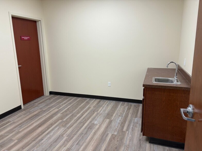 More Photos Of 503-527 New York Ave, New Castle Light Distribution For Lease