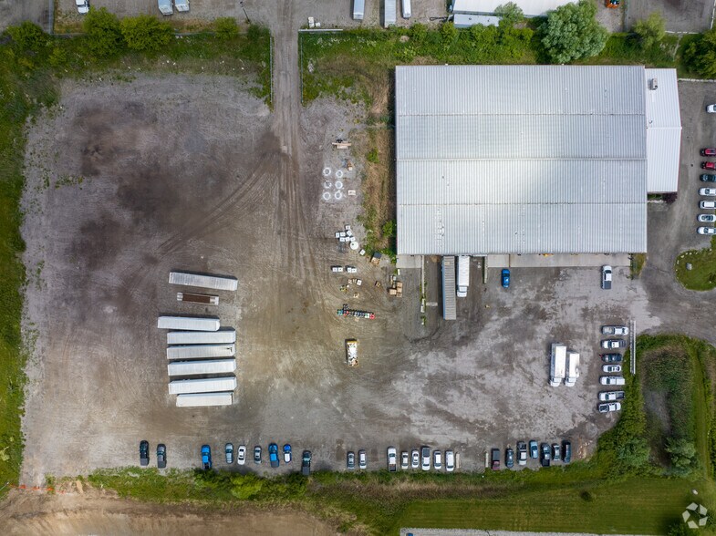 More Photos Of 921 Keyes Dr, Woodstock Warehouse For Lease