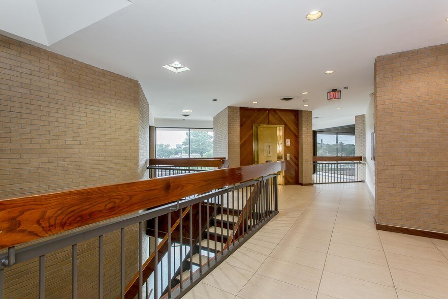 More Photos Of 17400 N Dallas Pky, Dallas Office For Lease