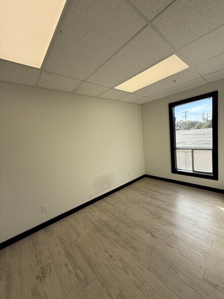 More Photos Of 6565 Beach Blvd, Jacksonville Loft Creative Space For Lease