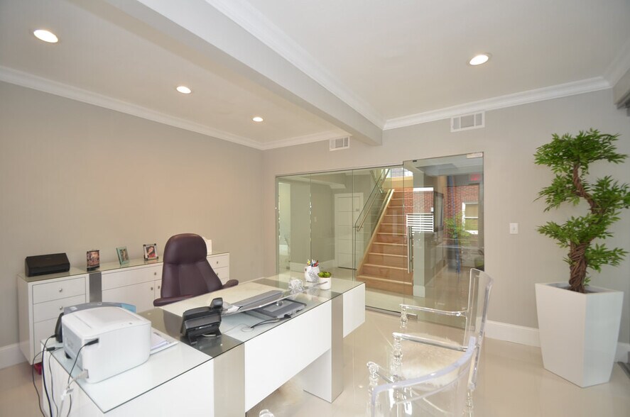 More Photos Of 1644 W Alabama St, Houston Loft Creative Space For Lease