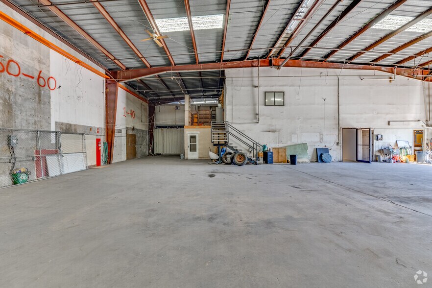 More Photos Of 1315 E Gibson Ln, Phoenix Warehouse For Lease
